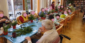 Mehr über den Artikel erfahren Weihnachtsbasteln im Seniorenheim Schleusinger Straße