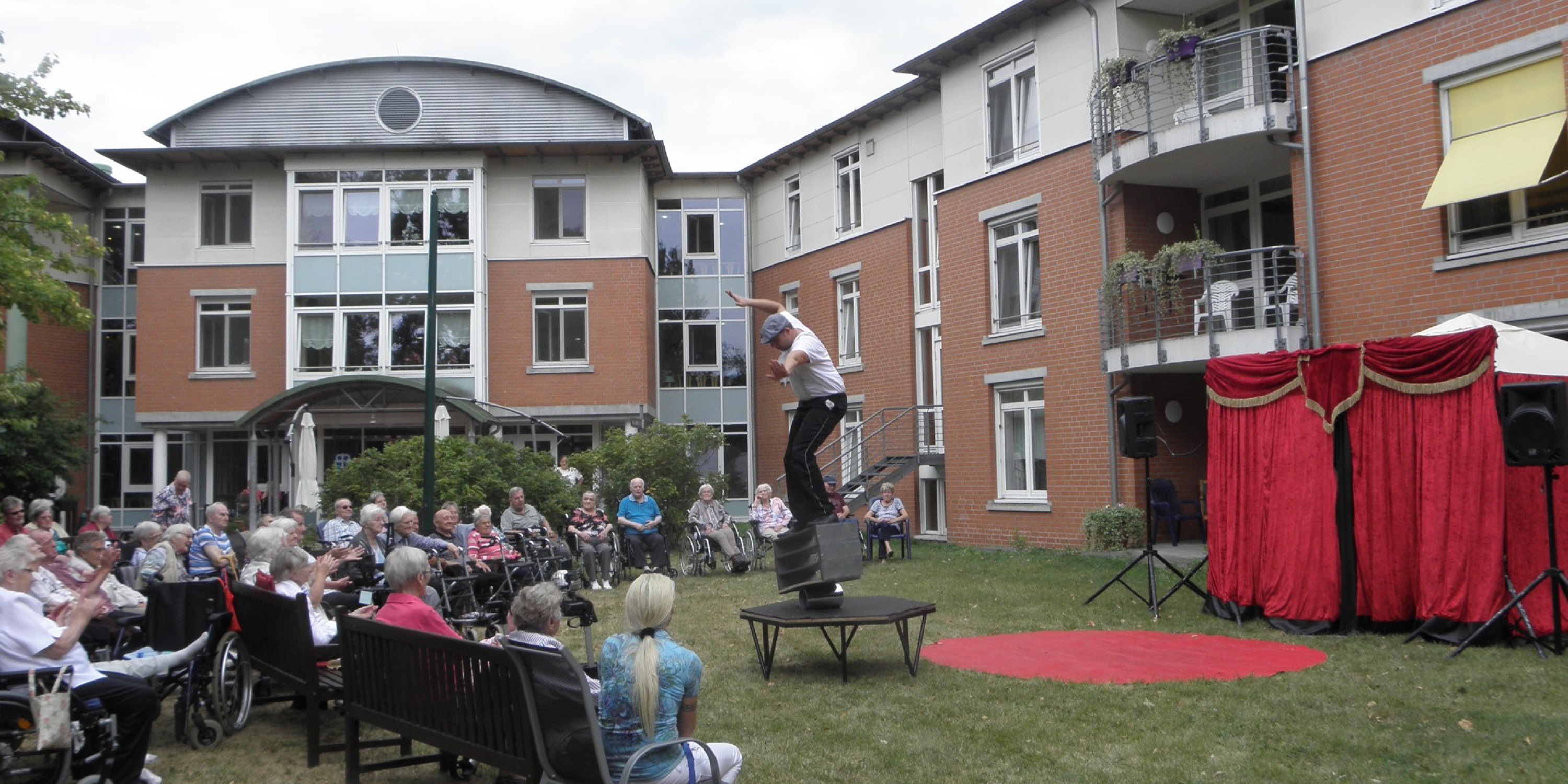 You are currently viewing Zirkus Carissima im Seniorenhaus Hausemannstift