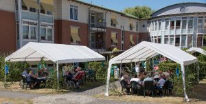 Mehr über den Artikel erfahren Mittsommer im Seniorenhaus Hausemannstift
