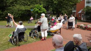 Mehr über den Artikel erfahren Sommeräpfel im Seniorenhaus Hausemannstift