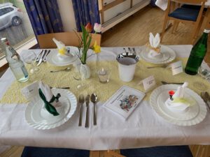 Mehr über den Artikel erfahren Festliches Abendessen im Seniorenhaus Hausemannstift