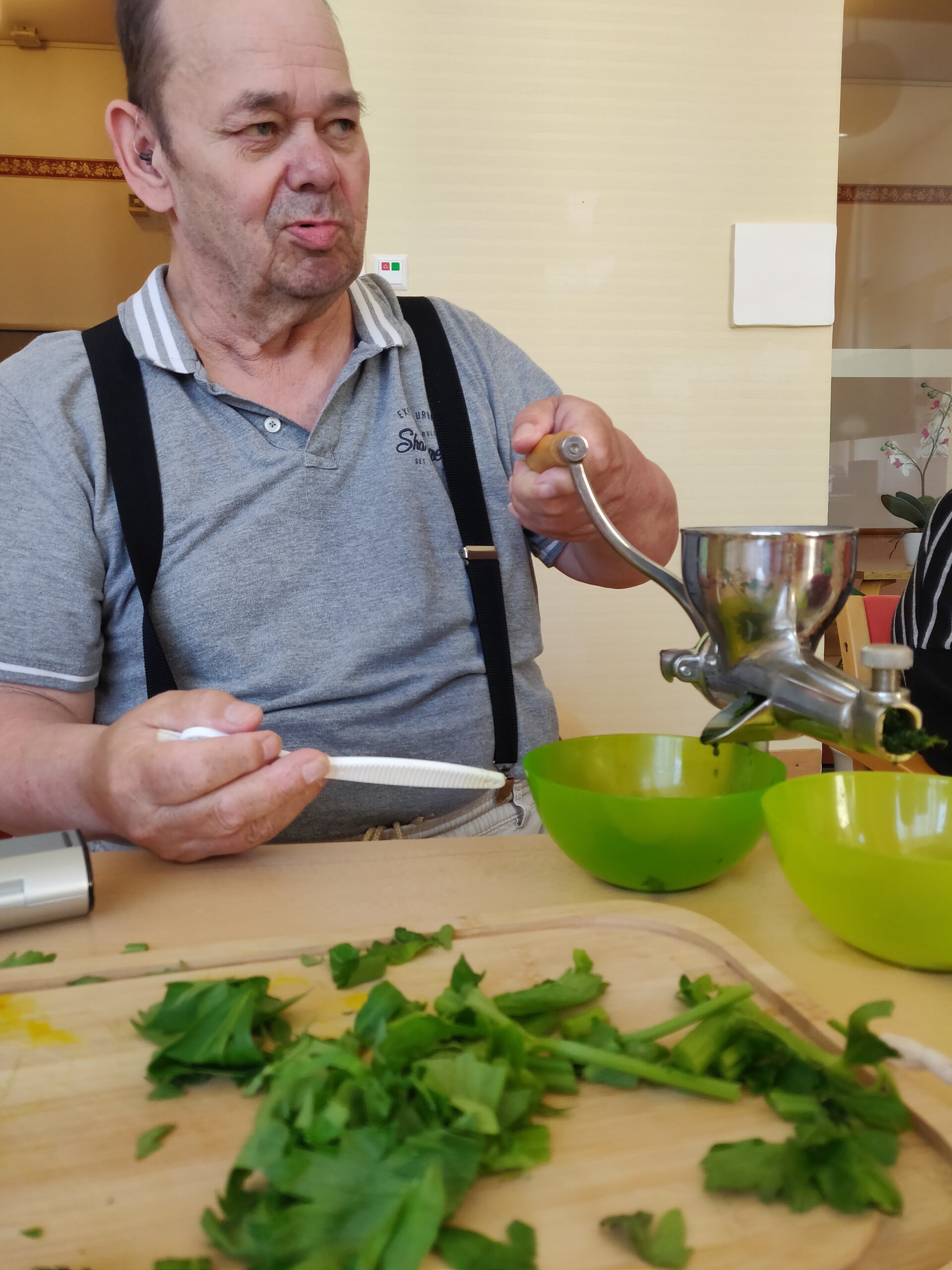 Mehr über den Artikel erfahren Smoothie-Präsentation im ev. Pflegewohnheim Schönow