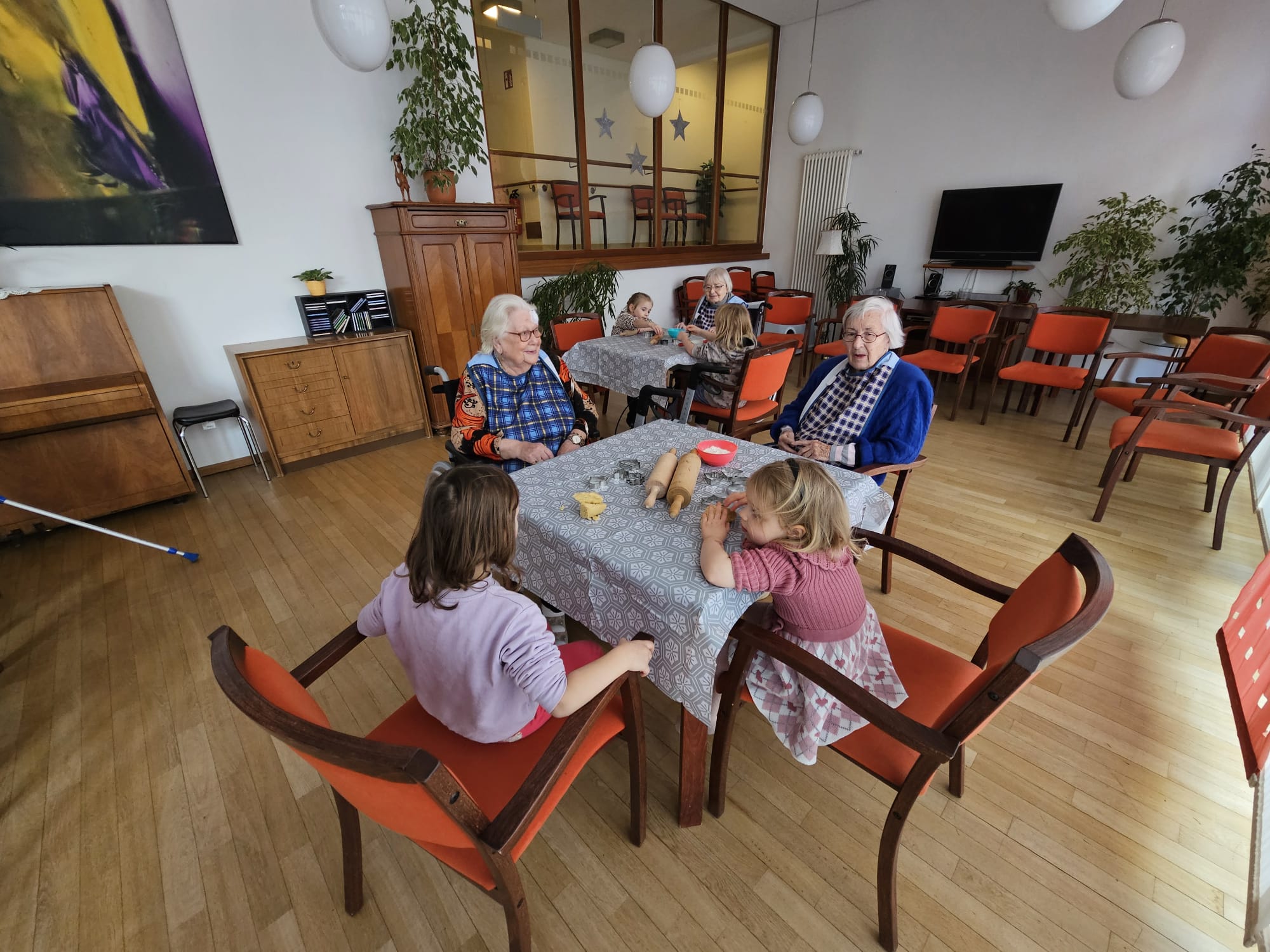 You are currently viewing Gemeinsames Plätzchenbacken schafft festliche Verbundenheit in unserer Pflegeeinrichtung