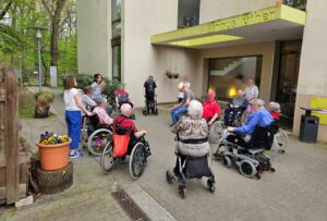 Mehr über den Artikel erfahren Frühlingsspaziergang bei Sommerwetter im Haus Luther