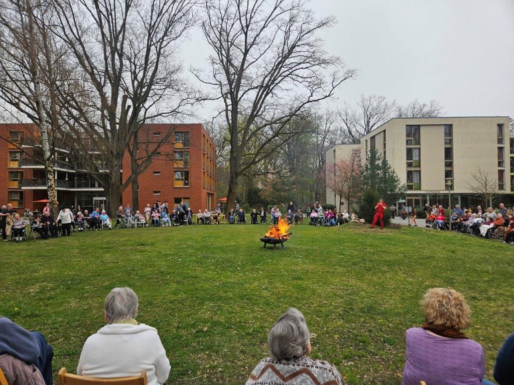 You are currently viewing Osterfeuer im Pflegewohnheim Haus Luther läutet den Frühling ein