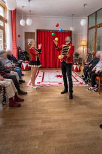 Mehr über den Artikel erfahren Zirkuszauber im Pflegeheim